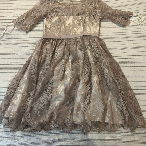 Dresses & Skirts - Elegant Lace Dress in Cream and Brown